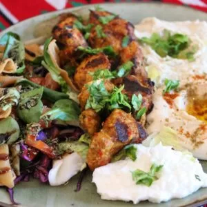 Shish Taouk dish, composé de 2 brochettes de poulet grillées, d'houmos, de moutabal et de fattouche